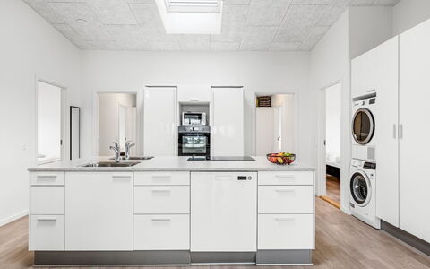 Clarabelle - 1.2Km from the Sea: Cuisine, Principaux Appliance, Appareil De Cuisine, Sol, Design Intérieur, Comptoir, Sol, Plafond, Meubles, Cabinetry