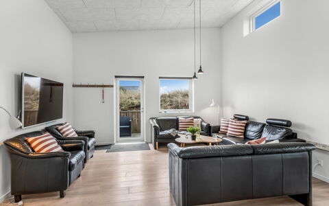 Clarabelle - 1.2Km from the Sea: Design Intérieur, Sol, Meubles, Sol, Plafond, Canapé, Bois, Pièce, Salon, Éclairage