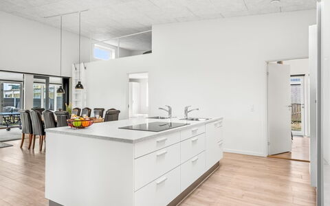 Clarabelle - 1.2Km from the Sea: Sol, Sol, Design Intérieur, Bois, Parquet, Plafond, Cuisine, Comptoir, Cabinetry, Pièce