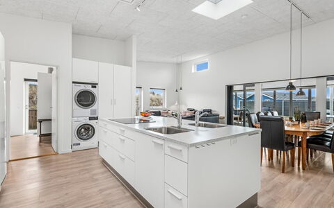 Clarabelle - 1.2Km from the Sea: Sol, Cuisine, Design Intérieur, Sol, Comptoir, Plafond, Bois, Appareil De Cuisine, Principaux Appliance, Parquet