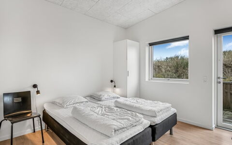 Clarabelle - 1.2Km from the Sea: Plafond, Appartement, Chambre, Daylighting, Literie, Gelé, Lit, Cadre De Lit