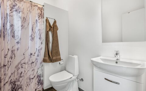 Clarabelle - 1.2Km from the Sea: Sol, Siège De Toilette, Sol, Luminaire Plomberie, Design Intérieur, Salle De Bains, Toilette, Plomberie, Pièce, Plafond