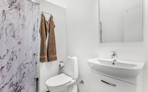 Clarabelle - 1.2Km from the Sea: Sol, Siège De Toilette, Sol, Design Intérieur, Luminaire Plomberie, Salle De Bains, Toilette, Plomberie, Pièce, Évier