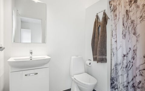 Clarabelle - 1.2Km from the Sea: Sol, Sol, Design Intérieur, Siège De Toilette, Luminaire Plomberie, Salle De Bains, Toilette, Plafond, Plomberie, Armoire De Toilette