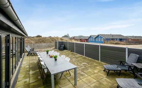 Clarabelle - 1.2Km from the Sea: Ciel, Toit, Domicile, Porte, Ombre, Biens, Daylighting, Chaise, Siding, Plate-Forme