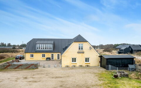 Nafne - 1.2Km from the Sea: Toit, Maison, Domicile, Chalet, Porte, Siding, Plate-Forme, Porche, Planche, Dur