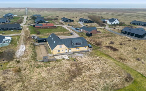 Nafne - 1.2Km from the Sea: Toit, Maison, Domicile, Chalet, Porte, Siding, Plate-Forme, Porche, Planche, Dur