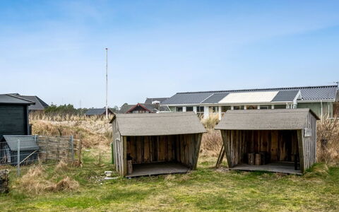 Nafne - 1.2Km from the Sea: Toit, Maison, Domicile, Chalet, Porte, Siding, Plate-Forme, Porche, Planche, Dur