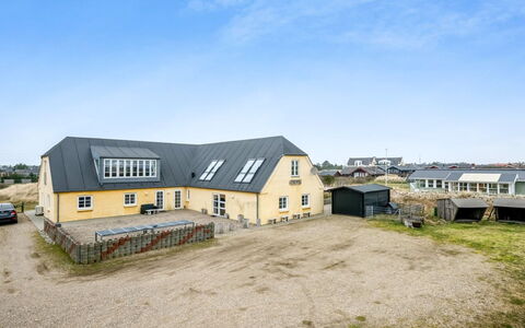 Nafne - 1.2Km from the Sea: Toit, Maison, Domicile, Chalet, Porte, Siding, Plate-Forme, Porche, Planche, Dur