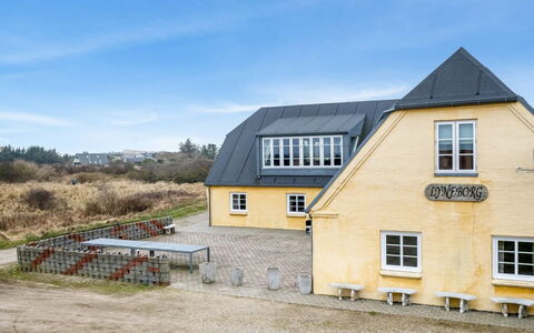 Nafne - 1.2Km from the Sea: Toit, Maison, Domicile, Chalet, Porte, Siding, Plate-Forme, Porche, Planche, Dur
