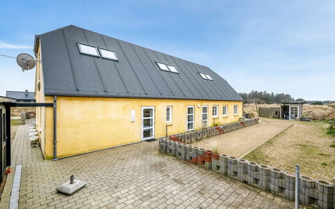 Nafne - 1.2Km from the Sea: Toit, Maison, Domicile, Chalet, Porte, Siding, Plate-Forme, Porche, Planche, Dur
