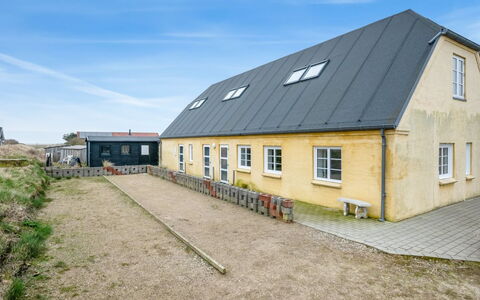Nafne - 1.2Km from the Sea: Toit, Maison, Domicile, Chalet, Porte, Siding, Plate-Forme, Porche, Planche, Dur