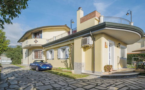 La Casa di Alice: L'Eau, Ciel, Propriété, Plante, Arbre, Piscine, Bleu Azur, Ombre, Arecales, Loisir