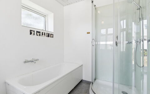 Antonina - 1.5Km from the Sea: Salle De Bains, Luminaire Plomberie, Plafond, Sol, Design Intérieur, Plomberie, Sol, Baignoire, Robinet, Douche
