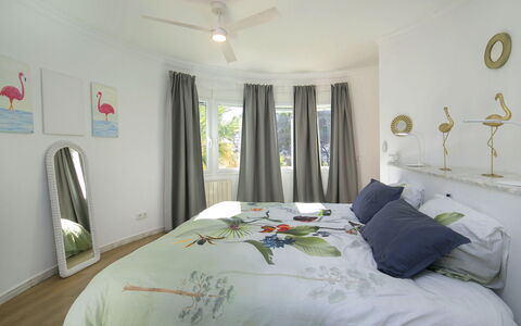 Angela: Design Intérieur, Meubles, Chambre, Lit, Mur, Plafond, Literie, Drap De Lit, Pièce, Domicile