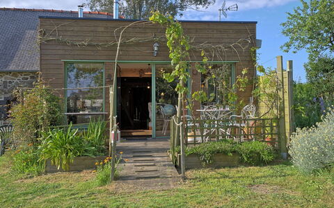 Wood Love Home: Plante, Ciel, Nuage, Lot Terre, Bâtiment, Herbe, Arbre, Quartier, Chalet, Façade
