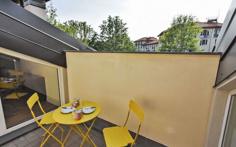 White Attic Terrace: Ciel, Meubles, Table, Bâtiment, Fenêtre, Chaise, Ombre, Arbre, Bois, Jaune