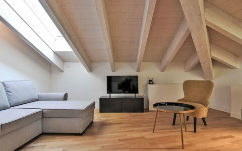 White Attic Terrace: Bois, Confort, Architecture, Sol, Canapé, Design Intérieur, Salon, Sol, Revêtement De Sol Stratifié, Mur