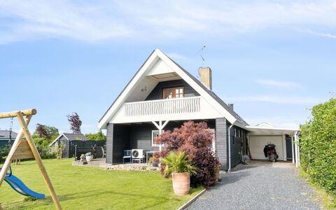 Fentje - 200M from the Sea: Toit, Domicile, Maison, Siding, Chalet, Composite, Porte, Fenêtre À Guillotine, Biens, Cheminée
