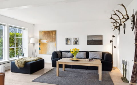Marrit - 500M from the Sea: Meubles, Design Intérieur, Sol, Parquet, Canapé, Sol, Bois, Salon, Pièce, Plafond