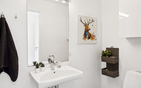 Marrit - 500M from the Sea: Design Intérieur, Mur, Luminaire Plomberie, Sol, Lavabo, Sol, Salle De Bains, Plafond, Évier, Pièce