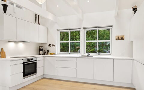 Marrit - 500M from the Sea: Sol, Design Intérieur, Cuisine, Bois, Comptoir, Appareil De Cuisine, Plafond, Cabinetry, Sol, Parquet