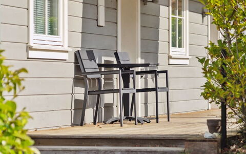 Marrit - 500M from the Sea: Meubles, Mobilier De Jardin, Chaise, Porche, Tableau De Plein Air, Porte, Siding, Ombre, Dur