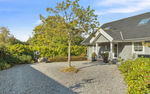 Marrit - 500M from the Sea: Arbuste, Domicile, Toit, Chalet, Allée, Couverture De Sol, Biens, Aménagement Paysager, Jardin, Passerelle