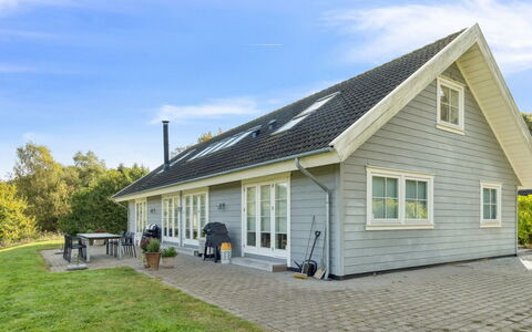 Marrit - 500M from the Sea: Maison, Domicile, Porte, Toit, Chalet, Biens, Jardin, Ombre, Siding, Cour