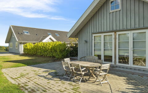 Marrit - 500M from the Sea: Maison, Domicile, Porte, Toit, Chalet, Biens, Jardin, Ombre, Siding, Cour