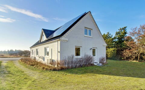 Werna - 800M from the Sea: Toit, Domicile, Maison, Siding, Chalet, Composite, Porte, Fenêtre À Guillotine, Biens, Cheminée