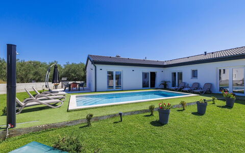 Corona Cordis: Ciel, Plante, Fenêtre, Bleu Azur, Piscine, Bâtiment, Ombre, Herbe, Loisir, Immobilier