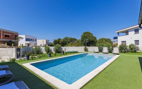 Corona Cordis: Plante, Ciel, Bâtiment, Bleu Azur, Piscine, Rectangle, Fenêtre, Design Intérieur, Design Urbain, Condominium