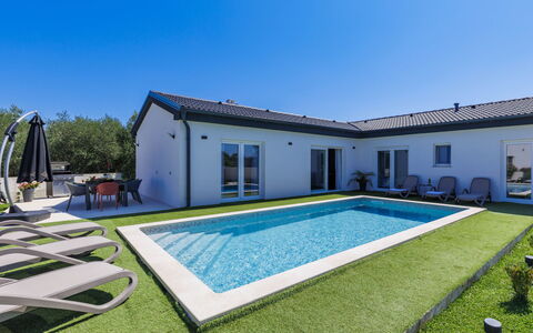 Corona Cordis: Ciel, Bâtiment, Propriété, Fenêtre, Plante, Piscine, Bleu Azur, Ombre, Herbe, Loisir