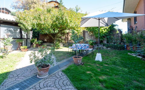 La Casa del Nonno: Jardin, Ombre, Couverture De Sol, Dalle, Cour, Pelouse, Arrière-Cour, Aménagement Paysager, Pot De Fleur