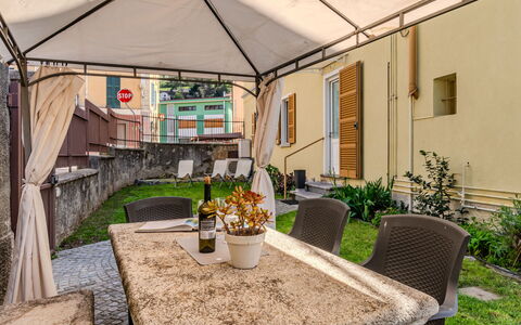 Bina: Plante, Table, Bâtiment, Propriété, Meubles, Pot De Fleur, Plante D'Appartement, Chaise, Ombre, Design Intérieur