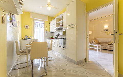 Leandro's House Near Thermal Baths: Meubles, Bâtiment, Chaise, Jaune, Porte, Sol, Fenêtre, Sol