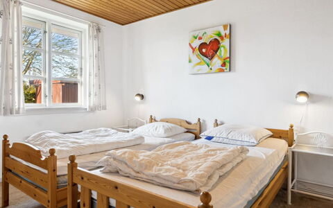 Sebine - 800M from the Sea: Chambre, Lit, Meubles, Bois, Design Intérieur, Literie, Drap De Lit, Plafond, Sol, Cadre De Lit