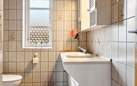 Sebine - 800M from the Sea: Salle De Bains, Luminaire Plomberie, Mur, Sol, Évier, Lavabo, Design Intérieur, Sol, Robinet, Toilette