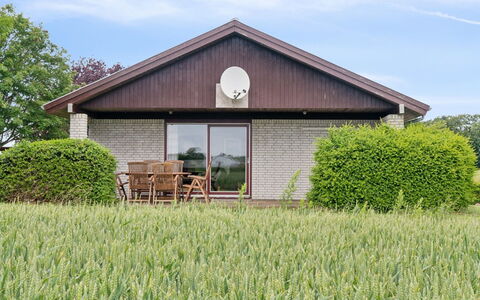 Sebine - 800M from the Sea: Bâtiment, Herbe, Maison, Toit, Domicile, Chalet, Arbuste, Architecture, Ferme