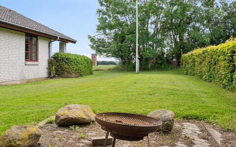 Sebine - 800M from the Sea: Herbe, Jardin, Arbuste, Paysage, Lot Terre, Pelouse, Couverture De Sol, Chalet