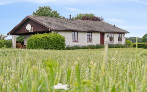 Sebine - 800M from the Sea: Bâtiment, Herbe, Maison, Toit, Domicile, Arbuste, Paysage, Zone Rurale, Plaine