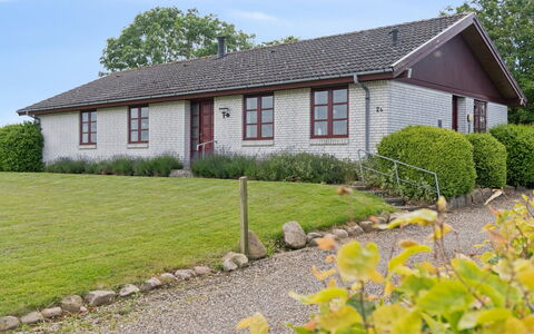 Sebine - 800M from the Sea: Toit, Maison, Domicile, Chalet, Porte, Siding, Plate-Forme, Porche, Planche, Dur