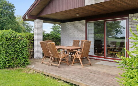 Sebine - 800M from the Sea: Toit, Maison, Domicile, Chalet, Porte, Siding, Plate-Forme, Porche, Planche, Dur