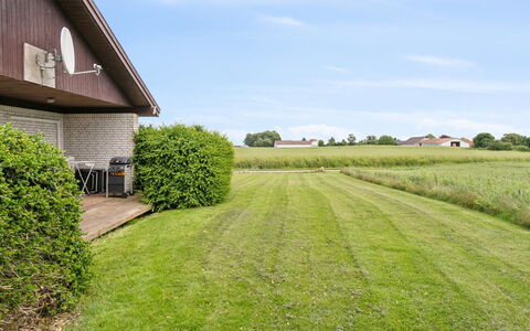 Sebine - 800M from the Sea: Toit, Maison, Domicile, Chalet, Porte, Siding, Plate-Forme, Porche, Planche, Dur