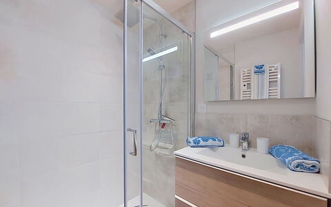Ty Pjp: Sol, Luminaire Plomberie, Sol, Design Intérieur, Salle De Bains, Plomberie, Miroir, Robinet, Armoire De Toilette, Évier