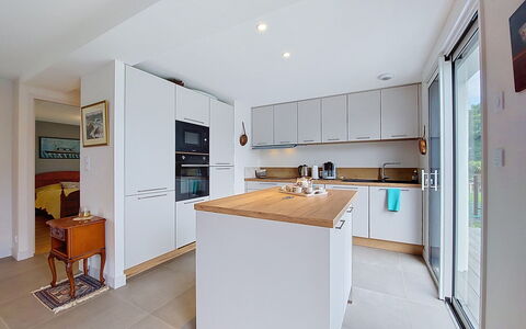 Ty Pjp: Cuisine, Comptoir, Appareil De Cuisine, Meubles, Design Intérieur, Cabinetry, Sol, Sol, Principaux Appliance, Bois