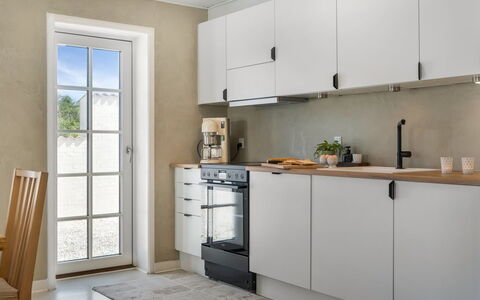 Edin - 100M from the Sea: Sol, Cuisine, Comptoir, Appareil De Cuisine, Design Intérieur, Sol, Cabinetry, Meubles, Principaux Appliance, Électroménager
