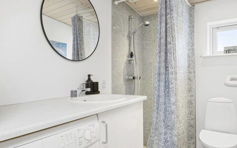 Edin - 100M from the Sea: Sol, Design Intérieur, Sol, Luminaire Plomberie, Salle De Bains, Plafond, Pièce, Armoire De Toilette, Plomberie, Toilette