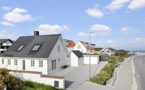 Edin - 100M from the Sea: Bâtiment, Fenêtre, Maison, Domicile, Toit, Zone Résidentielle, Architecture, Chalet, Pente